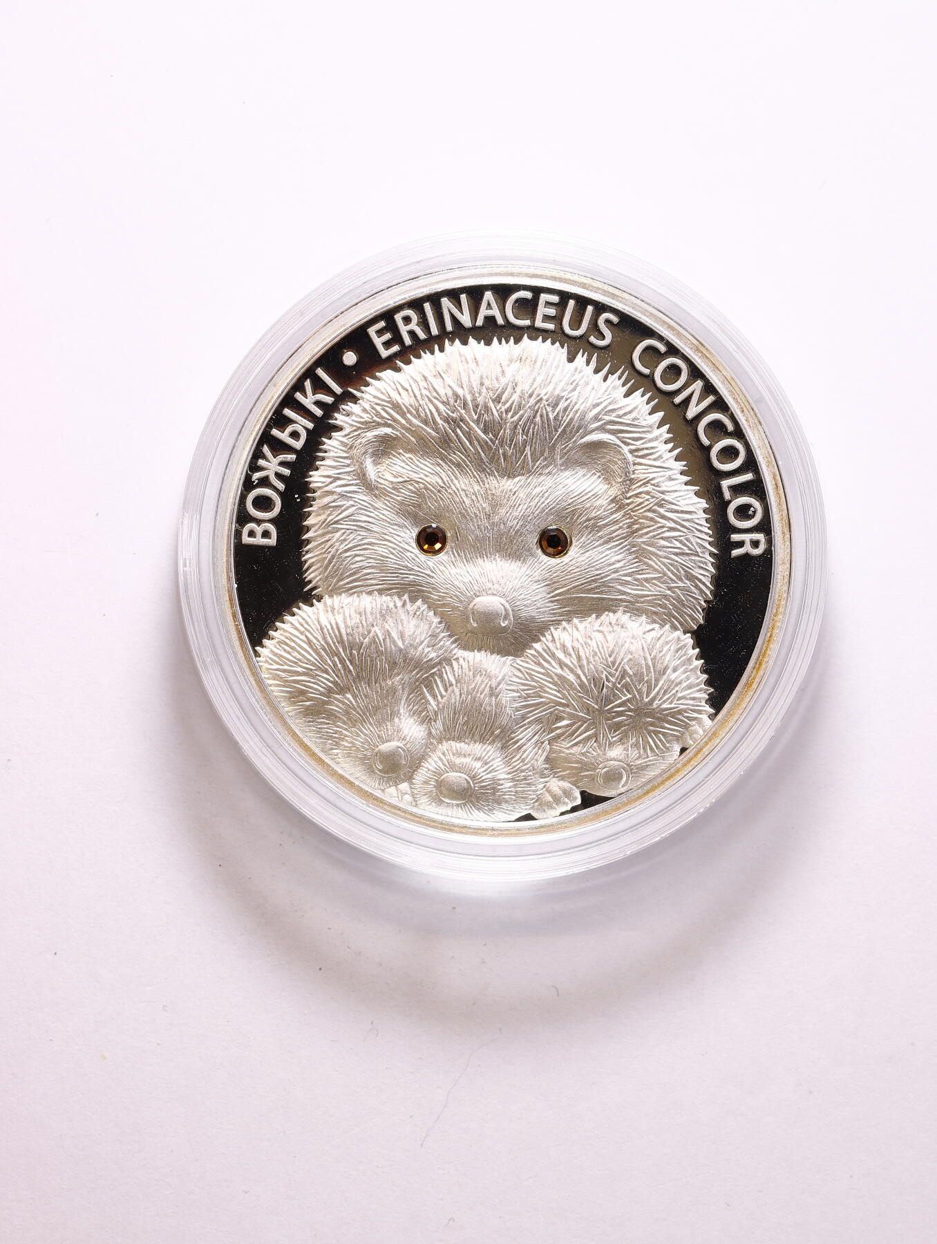 观钱 近现代机制币拍卖No.009（全场顺丰包邮，不区分偏远地区）  白俄罗斯 2011 年 “刺猬系列” 20 卢布精制银币（一对：刺猬一家亲 + 单只刺猬），925 纯银精制币，单枚重量 1 盎司（约 31.1 克 x2）共2盎司银，直径 33mm，镜面底板与喷砂浮雕工艺，眼睛为镶嵌水晶。生动可爱，白俄罗斯国家银行发行的 “野生动物保护” 系列纪念币，以欧洲刺猬为主题，是该系列中最受欢迎的品种之一，曾获得国际硬币设计奖项提名。原盒带证书