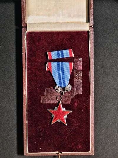 东亚欧洲主题杂货徽章勋章拍卖⑩ （五一大拍350+） 捷克斯洛伐克劳动红星勋章（原盒原证书有标签）
