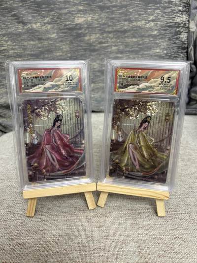 喜灰玩卡拍卖第八期，接拍品0佣金，欢迎送拍，释放现金流，让自己有资金可以购买更多喜欢的卡牌，让别的卡友能淘到更多心仪的卡牌 卡德曼 兰心老师绘 姜霞 姜霞异色限编044/066编 一组2张  折光粗闪