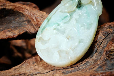 上海都达杂项专场102【全场包邮】  天然冰糯种飘绿翡翠（A货）精雕《麒麟献瑞》挂件 98-8