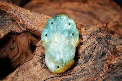 上海都达杂项专场102【全场包邮】  天然冰绿翡翠（A货）精雕《佛手》挂件 98-17