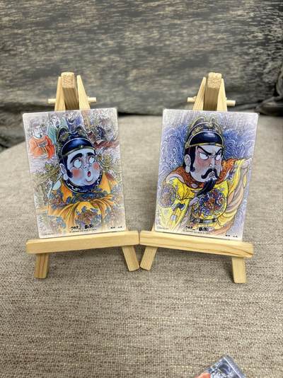 喜灰玩卡拍卖第八期，接拍品0佣金，欢迎送拍，释放现金流，让自己有资金可以购买更多喜欢的卡牌，让别的卡友能淘到更多心仪的卡牌 卡德曼 明帝系列 山丘老师绘 朱允炆 朱载坖 一组两张 折光粗闪