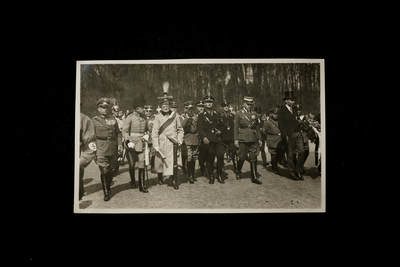 戎马世界章牌大赏第116期 - 副元首 鲁道夫 · 赫斯与大铁十字获得者 奥古斯特 · 冯 · 马肯森元帅视察部队的照片   有关赫斯的照片极端稀少（毕竟41年飞英国了）  13.5cm x 8.5cm