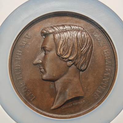 【德藏】世界币章拍卖第171期（拍品征集中~欢迎藏友联系） 1853年 比利时利奥波德王子进入参议院74mm纪念大铜章 著名雕刻师WIENER作品 NGC AU58BN 正面是利奥波德王子左侧面头像，背面是天使和王子的场景 铜质厚重 浮雕精美 巧克力包浆 品相完好 大盒封装