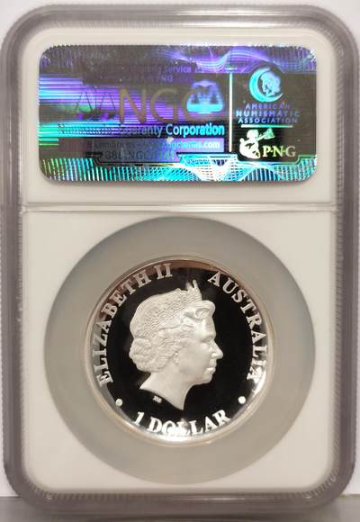 博洋堂“生趣盎然”4月精品专场暨第169期（全场包邮） NGC PF70UC 澳大利亚2012年袋鼠1元精制银币，直径 32.6mm，重31.1克，99.9%银，发行量21000枚。高浮雕精制币，这种币图案立体感很强，因此比普通版更厚实。PROOF精制币，币面清爽干净又漂亮，转光强烈细节优秀，状态一流，冠军分。特殊凹面设计，双倍厚度高浮雕加厚盒。