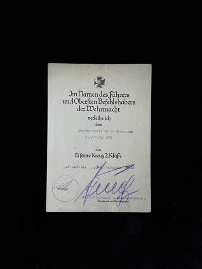戎马世界章牌大赏第115期 德三 铜级近战勋饰套证 获得者 埃温・戈泽布林克 下士，包含 二级铁十字勋章证书 铜级近战勋饰证书 黑色战伤奖章  铜级体能证书，得主最终在库尔兰包围圈阵亡