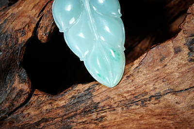 上海都达杂项专场102【全场包邮】  天然冰绿种翡翠（A货）精雕《金枝玉叶》挂件 98-7