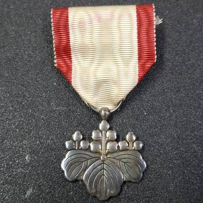 西秦中古拍卖第八十五期  不忘历史 抗战收藏 日本白色桐叶勋章 银制