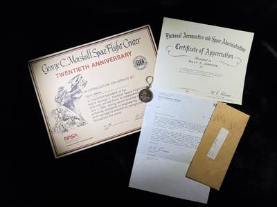 戎马世界章牌大赏第115期 - 美国证书小套，属于马歇尔航天中心创始人之一（得主1960年航天中心建立之初就在服务了）参与过航天飞机计划的固体火箭助推器硬件的设计、开发和制造方面的专业技术和协调工作