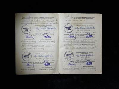 戎马世界章牌大赏第115期 德三 铜级近战勋饰套证 获得者 埃温・戈泽布林克 下士，包含 二级铁十字勋章证书 铜级近战勋饰证书 黑色战伤奖章  铜级体能证书，得主最终在库尔兰包围圈阵亡