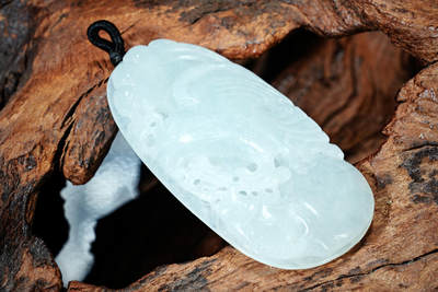 上海都达杂项专场102【全场包邮】  天然冰绿种翡翠（A货）精雕《雄鹰衔鱼》挂件 98-11