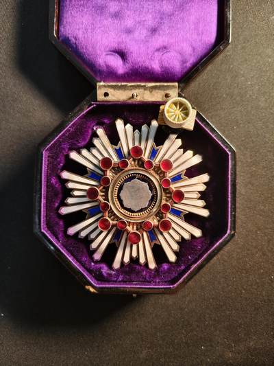 东亚欧洲主题杂货徽章勋章拍卖⑩ （五一大拍350+） 勋二等瑞宝章（八角盒）