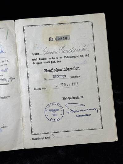 戎马世界章牌大赏第115期 德三 铜级近战勋饰套证 获得者 埃温・戈泽布林克 下士，包含 二级铁十字勋章证书 铜级近战勋饰证书 黑色战伤奖章  铜级体能证书，得主最终在库尔兰包围圈阵亡