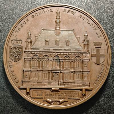 【德藏】世界币章拍卖第171期（拍品征集中~欢迎藏友联系） 1882年 英国伦敦金融城公学新校舍落成纪念威尔士亲王阿尔伯特·爱德华(后爱德华七世)及亚历山德拉王妃像高浮雕大铜章 稀少品种 直径约：76.4mm；重约：250.8g