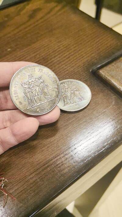 欧洲银章、铜章，大优惠起拍价都是银价计算 法国大力神5彩包浆品相非常好肯定能出分有视频录像，是2个一起拍，起拍价格小于银价