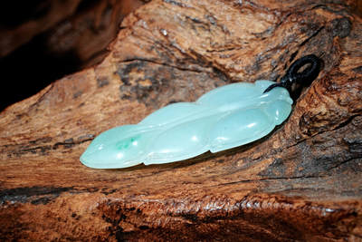 上海都达杂项专场102【全场包邮】  天然冰绿种翡翠（A货）精雕《金枝玉叶》挂件 98-7