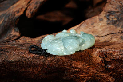 上海都达杂项专场102【全场包邮】  天然冰绿翡翠（A货）精雕《富贵有鱼》挂件 98-14