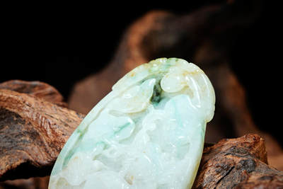 上海都达杂项专场102【全场包邮】  天然冰糯种飘绿翡翠（A货）精雕《麒麟献瑞》挂件 98-8