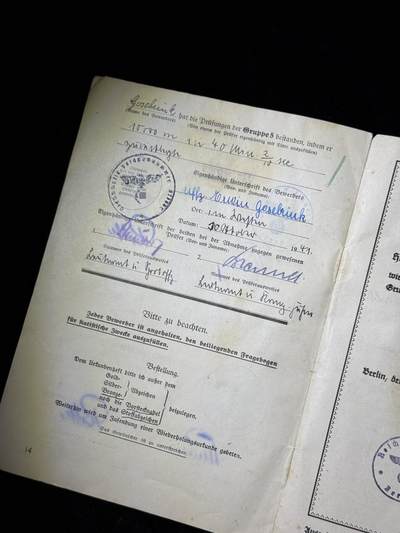 戎马世界章牌大赏第115期 德三 铜级近战勋饰套证 获得者 埃温・戈泽布林克 下士，包含 二级铁十字勋章证书 铜级近战勋饰证书 黑色战伤奖章  铜级体能证书，得主最终在库尔兰包围圈阵亡