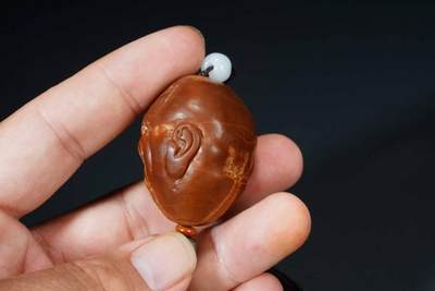 上海都达杂项专场103【全场包邮】  橄榄核雕恶僧手把件70-104