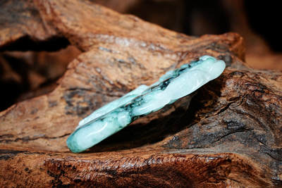 上海都达杂项专场102【全场包邮】  天然花青种翡翠（A货）精雕《松龄鹤寿》挂件 98-12