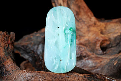 上海都达杂项专场102【全场包邮】  天然冰绿种翡翠（A货）精雕《喜鹊登梅》挂件 98-6