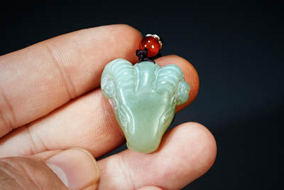 上海都达杂项专场102【全场包邮】  天然和田玉精雕《洋洋得意》挂件98-65