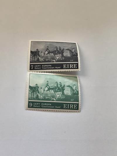各国成套新旧票 爱尔兰邮票 1975欧罗巴 希利绘画 狩猎队 猎犬邮票2全
