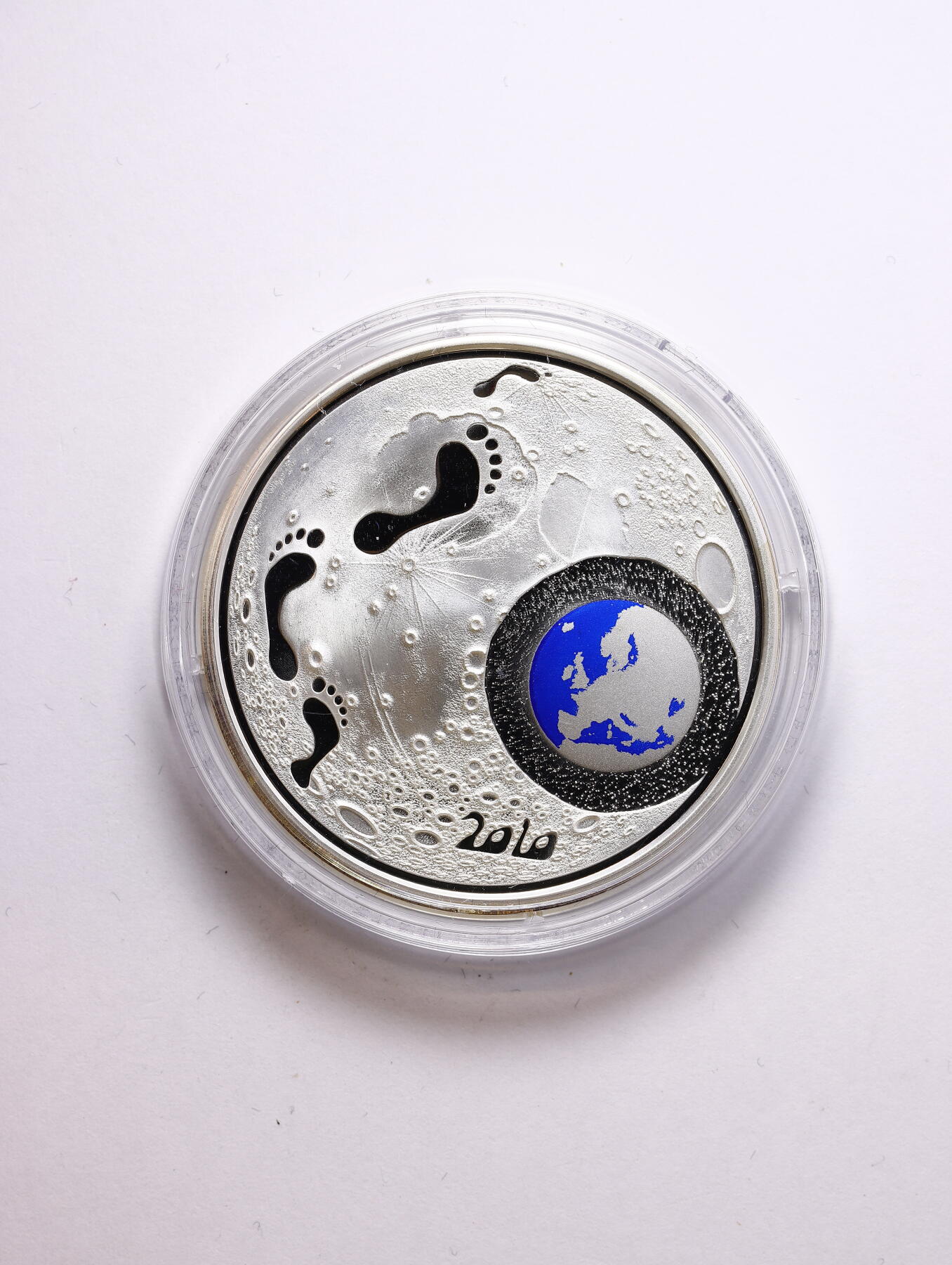 观钱 近现代机制币拍卖No.009（全场顺丰包邮，不区分偏远地区）  芬兰 2010 年 “儿童与创造力” 20 欧元彩色精制纪念银币（1 盎司）925 银精制币，重量为33.62 克（1 盎司银）原盒带证书 为庆祝 “儿童与创造力” 主题发行的纪念银币，币面设计源自儿童绘画比赛获奖作品，以童趣视角展现了月球、脚印与地球的创意场景，曾获得国际硬币大奖提名，是现代纪念币中的艺术精品。