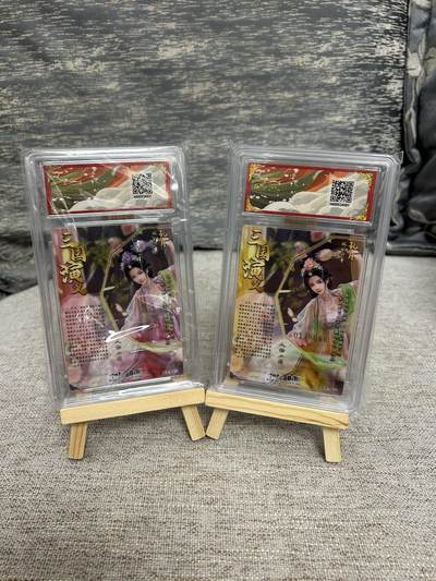 喜灰玩卡拍卖第八期，接拍品0佣金，欢迎送拍，释放现金流，让自己有资金可以购买更多喜欢的卡牌，让别的卡友能淘到更多心仪的卡牌 卡德曼 兰心老师绘 孔月 孔月异色限编 017/066编 粗闪 