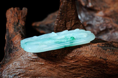 上海都达杂项专场102【全场包邮】  天然冰绿种翡翠（A货）精雕《喜鹊登梅》挂件 98-6