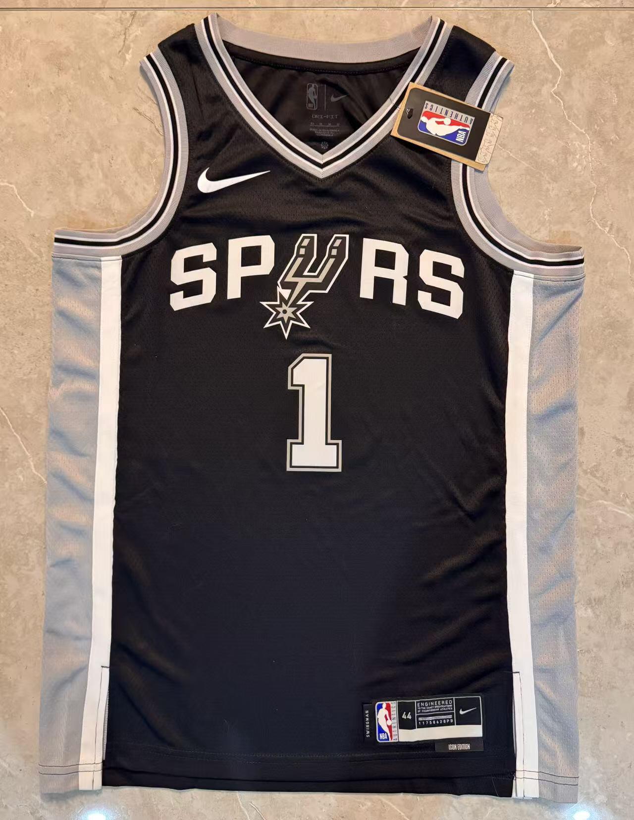 零元拍：NBA历史上最年轻的，NBA上第一个全票当选的最佳防守球员，维克托·文班亚马完美亲签圣安东尼奥马刺对25-26赛季球队限定战袍！！