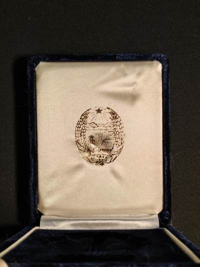 东亚欧洲主题杂货徽章勋章拍卖⑩ （五一大拍350+） 朝鲜劳动勋章带盒带略