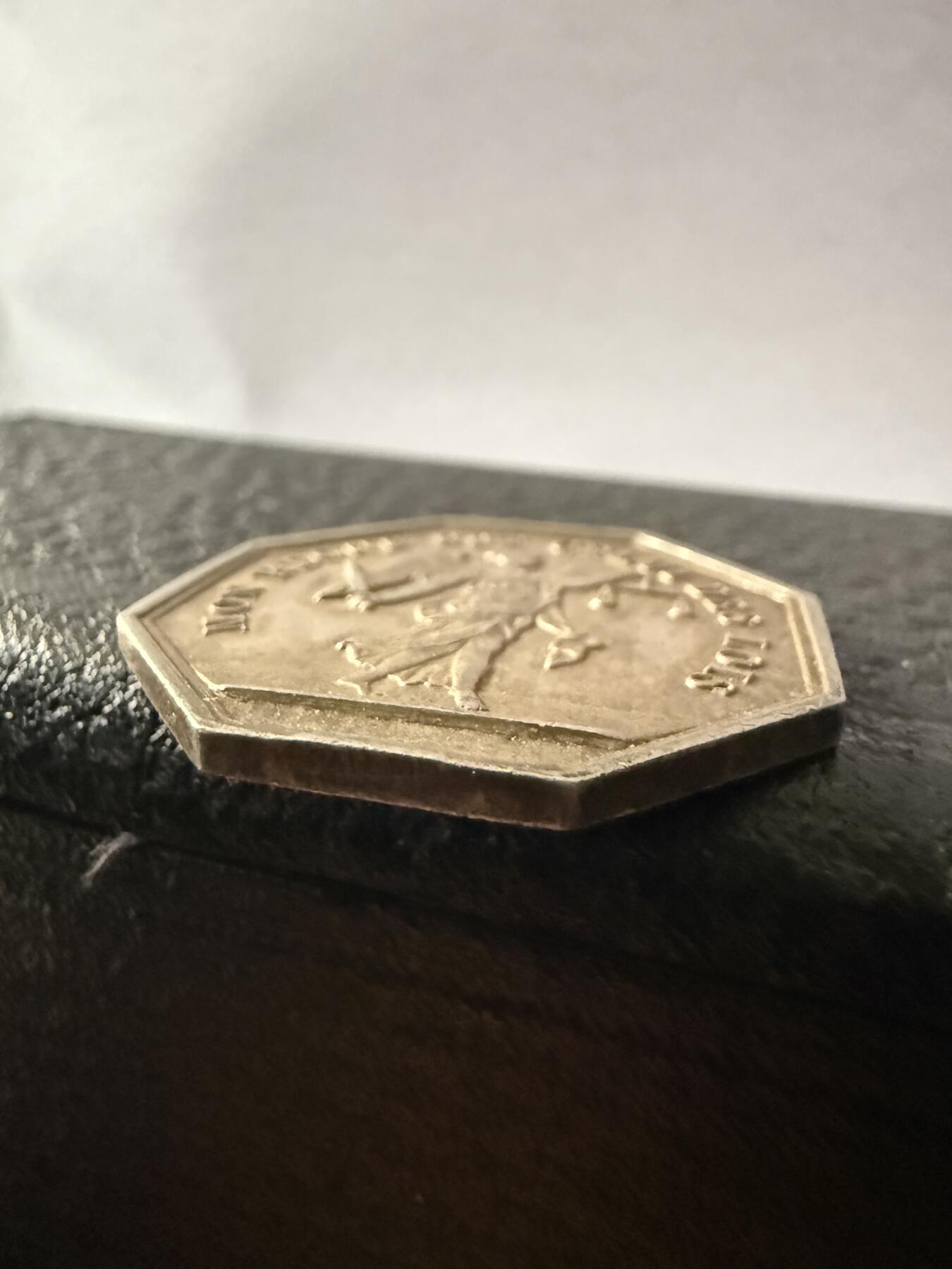 【周六 19:30】乾藏阁外国银币专场・裸币 / 评级币 + 银章铜章 保真包老 法国 Blaye 公证人八角银章 正义女神 19 世纪 欧洲古董银章