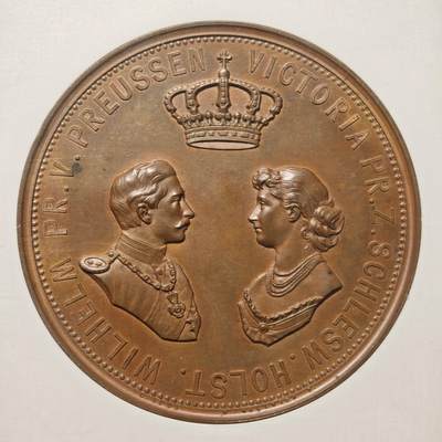 【德藏】世界币章拍卖第171期（拍品征集中~欢迎藏友联系）  1881年 德国普鲁士威廉二世与维多利亚公主结婚纪念大铜章，直径53.5毫米，NGC MS63BN 少见长方形评级大盒。正面是新婚夫妇被儿童围绕着，背面是皇冠下的两人相互对视的半身肖像。古典风格，十分精美，品相完好，少见品种。NGC评级老盒子，有一定的纪念意义