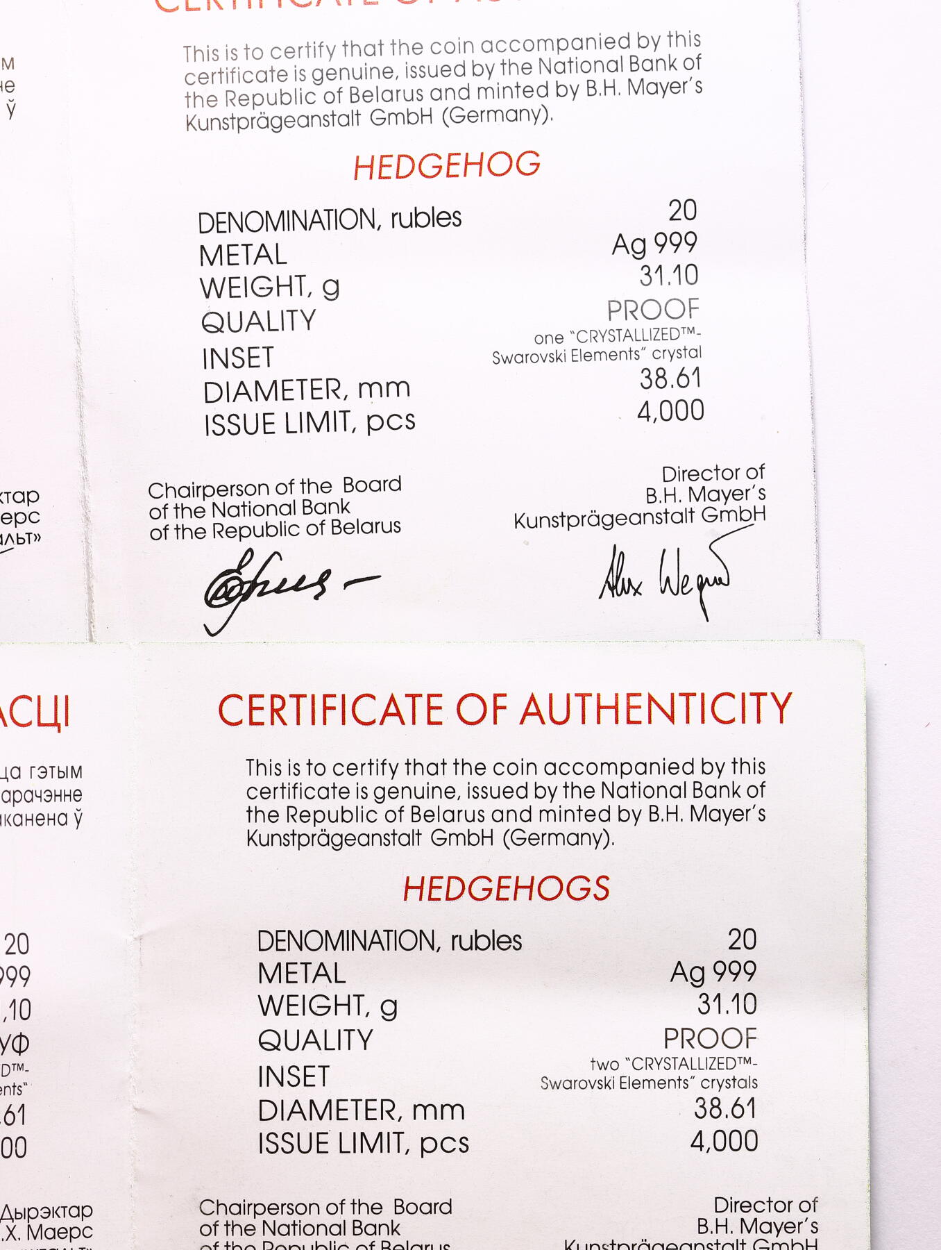 观钱 近现代机制币拍卖No.009（全场顺丰包邮，不区分偏远地区）  白俄罗斯 2011 年 “刺猬系列” 20 卢布精制银币（一对：刺猬一家亲 + 单只刺猬），925 纯银精制币，单枚重量 1 盎司（约 31.1 克 x2）共2盎司银，直径 33mm，镜面底板与喷砂浮雕工艺，眼睛为镶嵌水晶。生动可爱，白俄罗斯国家银行发行的 “野生动物保护” 系列纪念币，以欧洲刺猬为主题，是该系列中最受欢迎的品种之一，曾获得国际硬币设计奖项提名。原盒带证书