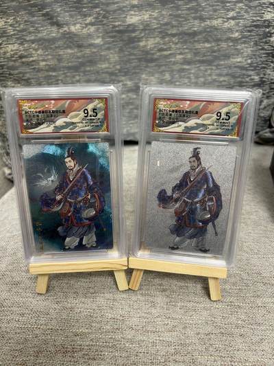 喜灰玩卡拍卖第八期，接拍品0佣金，欢迎送拍，释放现金流，让自己有资金可以购买更多喜欢的卡牌，让别的卡友能淘到更多心仪的卡牌 卡德曼 三国演义 李云中老师绘 孙权 上色  孙权银背 一组两张 折光粗闪 GEM MINT/P