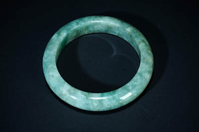 上海都达杂项专场102【全场包邮】  天然冰绿翡翠（A货）手镯 附鉴定证书98-23