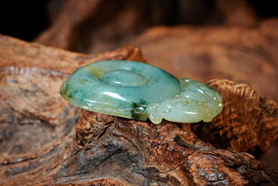 上海都达杂项专场102【全场包邮】   天然冰绿翡翠（A货）精雕《双龙护主》挂件 98-16