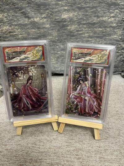 喜灰玩卡拍卖第八期，接拍品0佣金，欢迎送拍，释放现金流，让自己有资金可以购买更多喜欢的卡牌，让别的卡友能淘到更多心仪的卡牌 【爆金两张】卡德曼 三国礼盒 兰心老师绘 姜霞  孔月 爆金10分两张 折光粗闪 PRISTINE