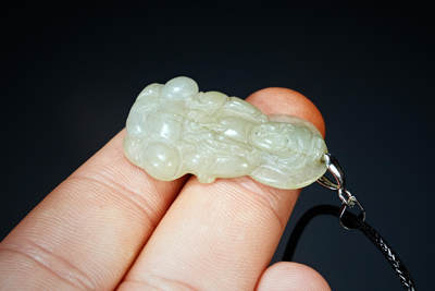 上海都达杂项专场102【全场包邮】  天然冰糯种翡翠（A货）精雕《持瓶观音》挂件98-73