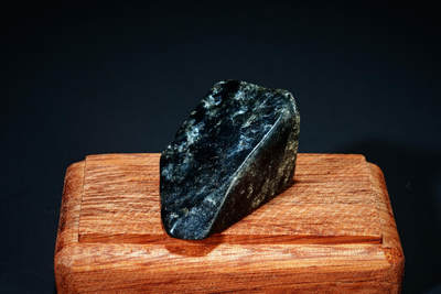 上海都达杂项专场102【全场包邮】  和田玉随型摆件连座98-199