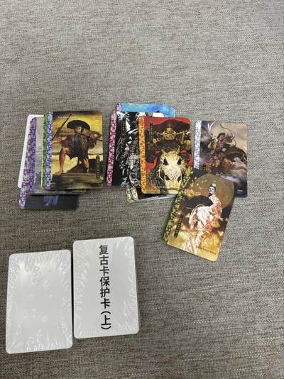 喜灰玩卡拍卖第八期，接拍品0佣金，欢迎送拍，释放现金流，让自己有资金可以购买更多喜欢的卡牌，让别的卡友能淘到更多心仪的卡牌 人文之宝 正子公也 绘卷水浒复古卡一套 120张左右 仅打开一包拍照