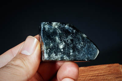 上海都达杂项专场102【全场包邮】  和田玉随型摆件连座98-199