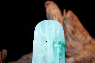 上海都达杂项专场102【全场包邮】  天然冰绿种翡翠（A货）精雕《喜鹊登梅》挂件 98-6