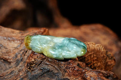 上海都达杂项专场102【全场包邮】  天然冰绿翡翠（A货）精雕《佛手》挂件 98-17