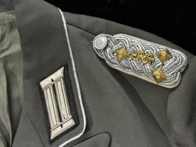 戎马世界章牌大赏第115期 东德初版雨果团上校军医出行礼服（带阅兵罗马柱）尺码m52-1