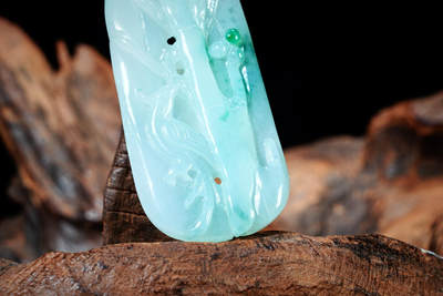 上海都达杂项专场102【全场包邮】  天然冰绿种翡翠（A货）精雕《喜鹊登梅》挂件 98-6