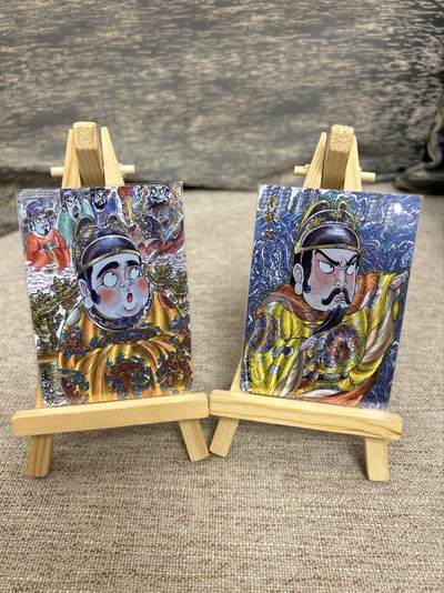 喜灰玩卡拍卖第八期，接拍品0佣金，欢迎送拍，释放现金流，让自己有资金可以购买更多喜欢的卡牌，让别的卡友能淘到更多心仪的卡牌 卡德曼 明帝系列 山丘老师绘 朱允炆 朱载坖 一组两张 折光粗闪