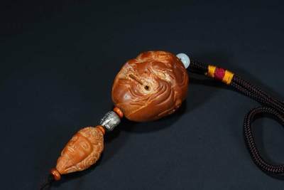 上海都达杂项专场103【全场包邮】  橄榄核雕恶僧手把件70-104